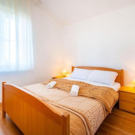 2 Bedroom Amazing Apartment In Neviđane エクステリア 写真