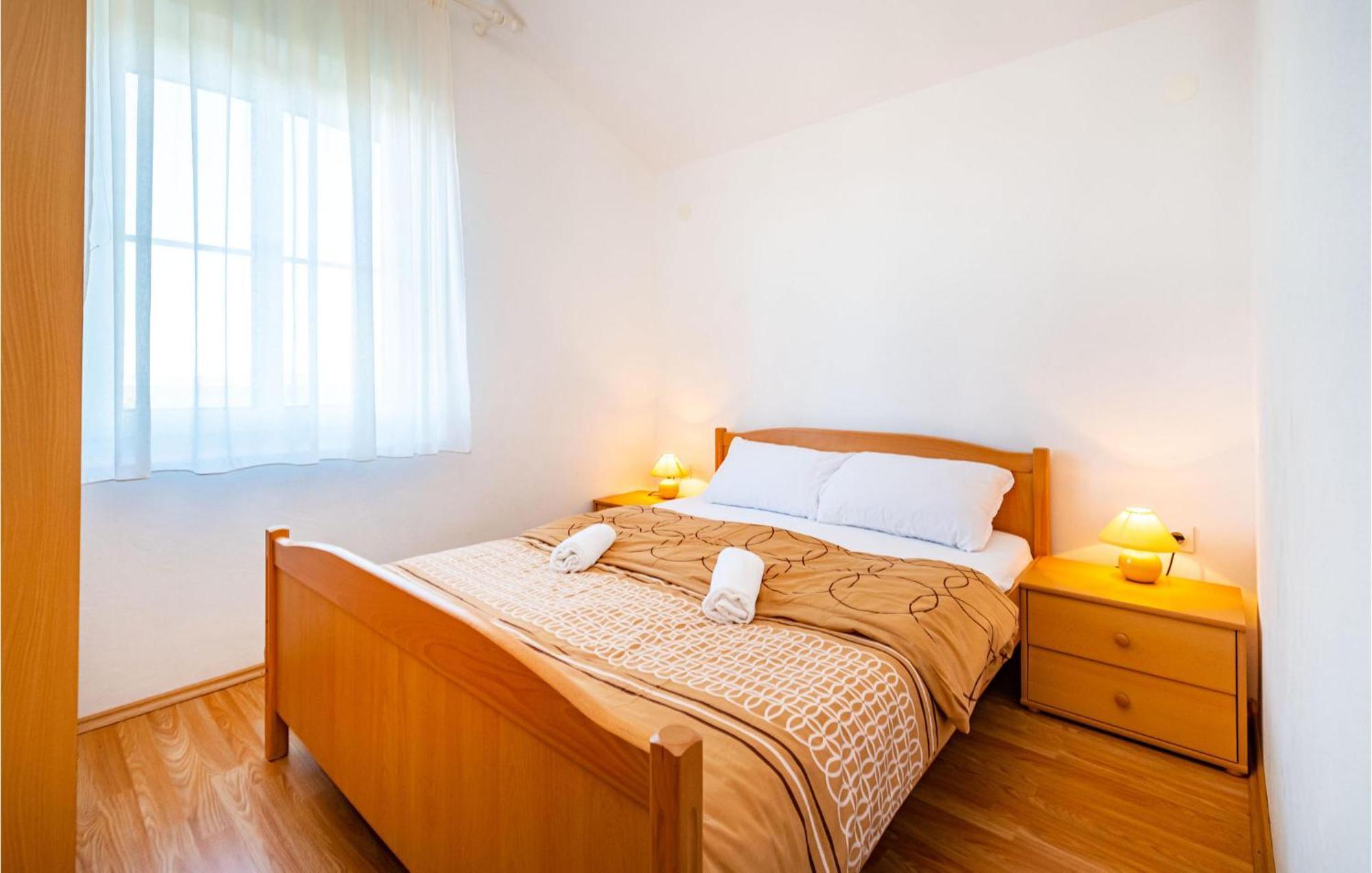 2 Bedroom Amazing Apartment In Neviđane エクステリア 写真