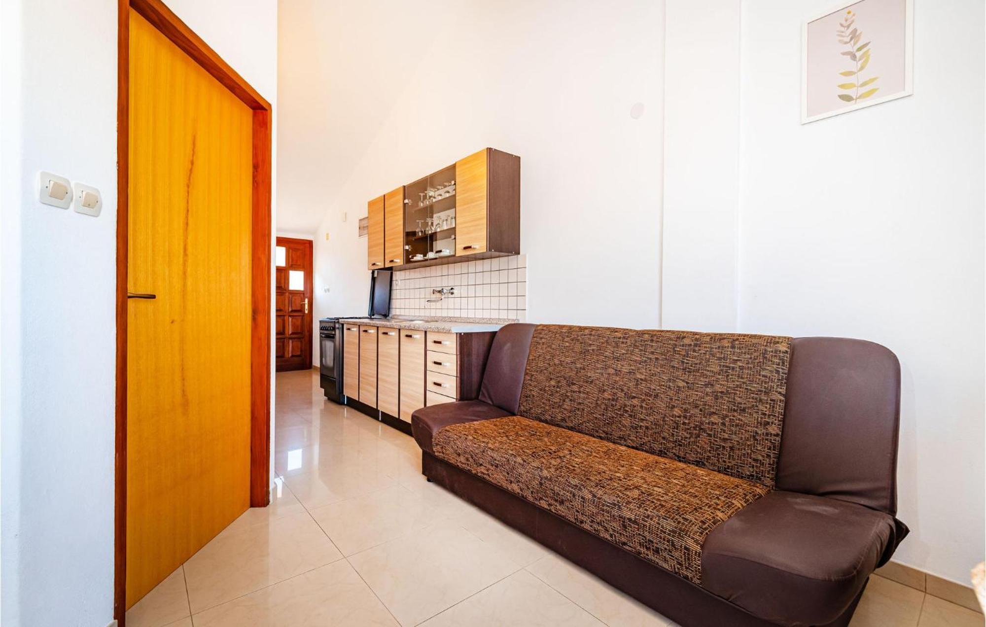 2 Bedroom Amazing Apartment In Neviđane エクステリア 写真