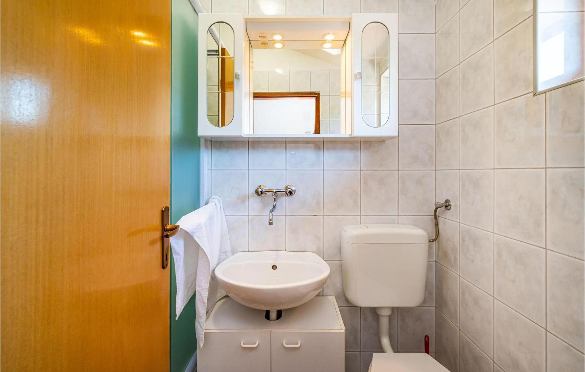 2 Bedroom Amazing Apartment In Neviđane エクステリア 写真
