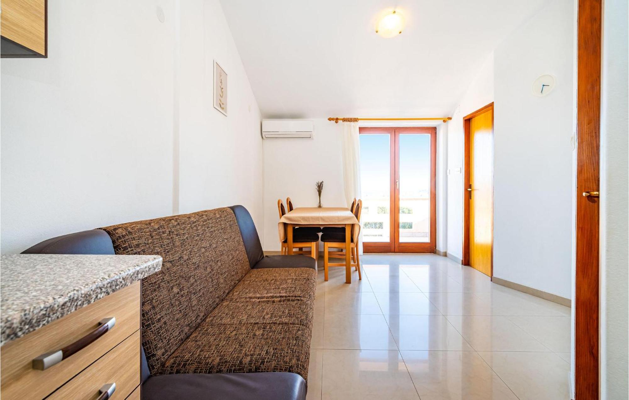 2 Bedroom Amazing Apartment In Neviđane エクステリア 写真