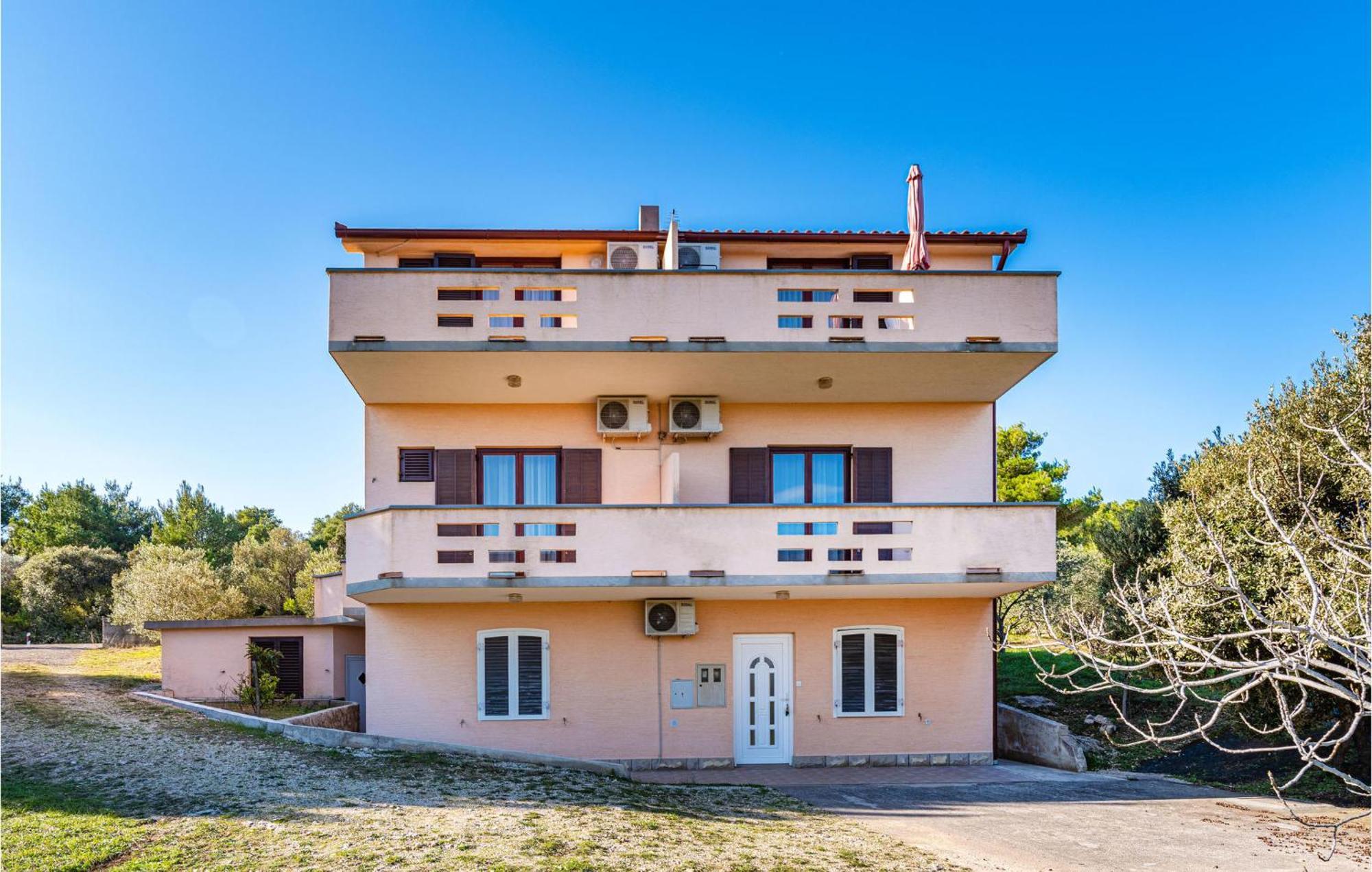 2 Bedroom Amazing Apartment In Neviđane エクステリア 写真