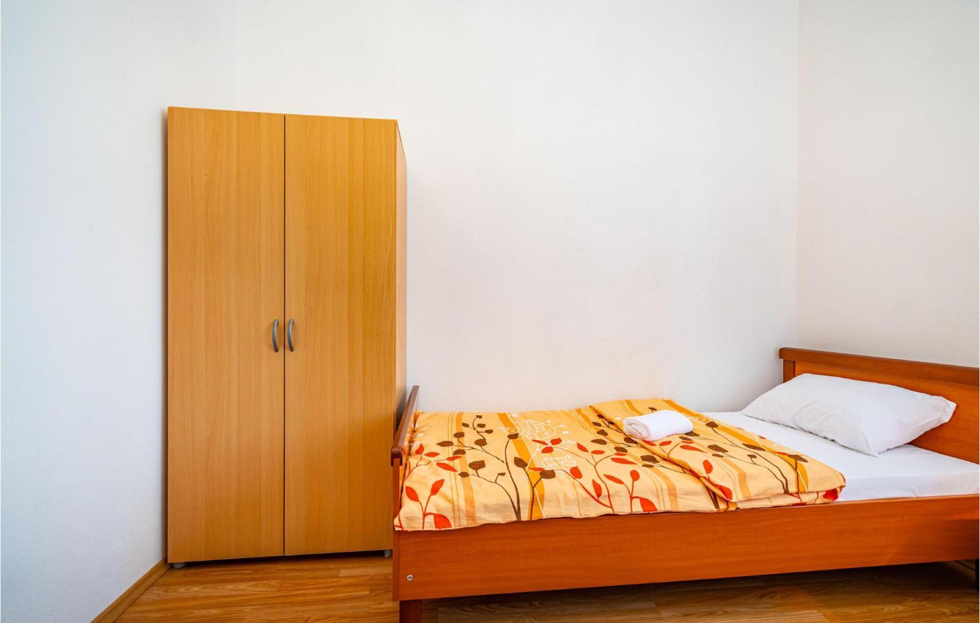 2 Bedroom Amazing Apartment In Neviđane エクステリア 写真
