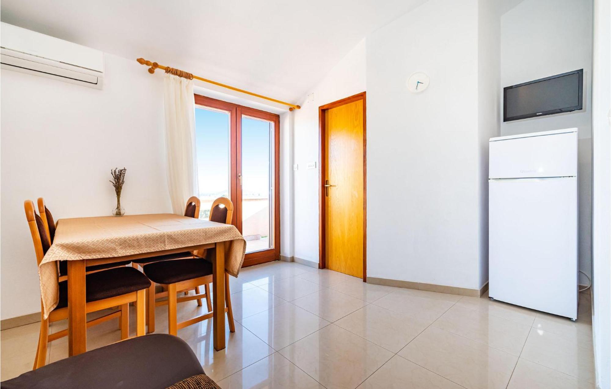 2 Bedroom Amazing Apartment In Neviđane エクステリア 写真