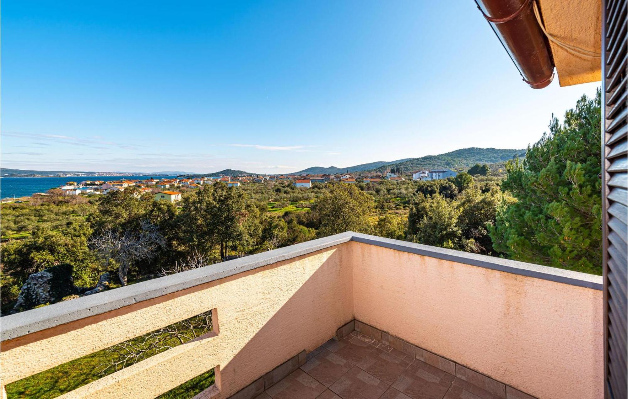 2 Bedroom Amazing Apartment In Neviđane エクステリア 写真